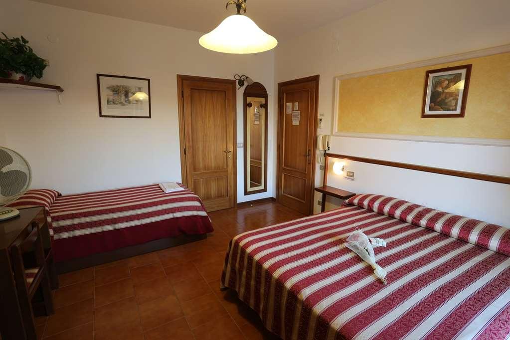 Hotel Vignola Assisi Oda fotoğraf